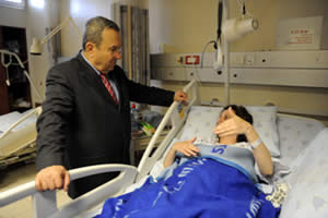 El Ministro de Defensa de Israel, Ehud Barak, visitó el 20 de febrero en el hospital a Tali Koren Yehoshua, esposa del representante del Ministerio de Defensa en la India, que fue herida en el atentado perpetrado en Nueva Delhi y transportada a Israel para continuar el tratamiento. 