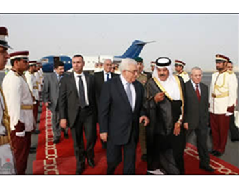 Mahmoud Abbas à son arrivée à Doha 