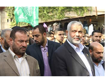 Fathi Hamad (links), Innenminister der Hamas-Regierung, an der Seite von Ismail Haniyya (rechts) bei der Beisetzung von Muhammad Zaher al-Kilani (paldf.net)