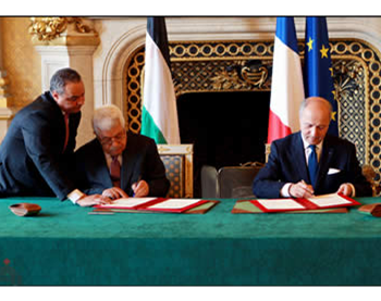 Mahmoud Abbas con el canciller francés. 