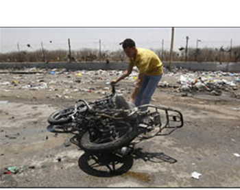 Ein Motorrad, das bei einem Angrif der israelischen Luftwaffe auf Beit Hanoun im Gazastreifen beschädigt wurde. Bei diesem Angriff wurden beide Motorradfahrer, Terroristen des Palästinensischen Islamischen Jihad getötet . (Wafa Nachrichtenagentur, 18. Juni 2012)