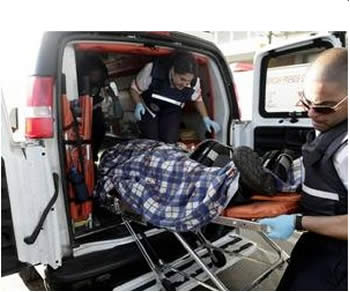 A team of first aid paramedics (Magen David Adom) evacuates the wounded man from the factory in Sderot (Photo by Edi Israel for NRG, June 23, 2012)