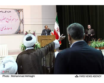 The confrontation between the interior minister and the demonstrator during the new governor’s swearing-in ceremony