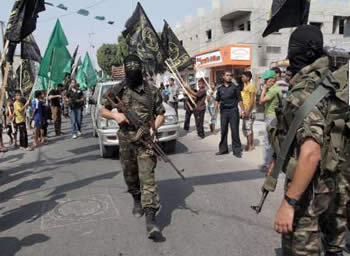 Mahnoud Sarsak es recibido en Rafiah con un desfile militar y una seremonia festiva organizados por la Yihada Islámica en Palestina 