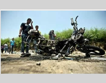 La motocicleta atacada sobre la que montaban dos activistas terroristas. 