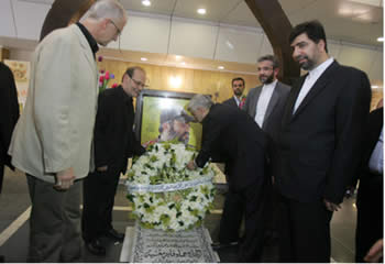 Saeed Jalili, Secretario del Consejo Nacional Superior de Seguridad de Irán, llega a la tumba de Imad Mughniyeh durante su última visita al Líbano (al Intikad Líbano, 6 de agosto de 2012).