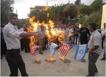 Quema de las banderas de Israel y de los Estados Unidos en un evento de protesta en al-Akkar en el norte del Líbano (al Intiqad Líbano, 23 de septiembre de 2012)