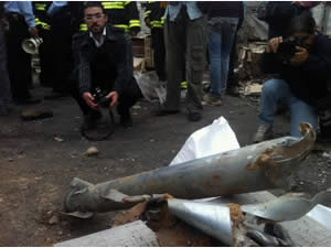 Restes d'une roquette qui s'est abattue dans la cour d'une usine à Netivot (Daniel Hagbi, Sderot Media Center, 12 novembre 2012)