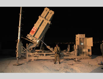 A house in the western Negev takes a direct hit (Photo by Edi Israel, courtesy of NRG, November 17, 2012).