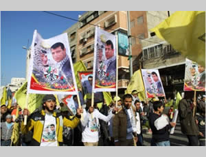 Fatah Aktivistenin Gaza City, Anhänger von Mohammed Dahlan mit Postern von Dahlan (Filastin Al'-aan, 5. Januar 2013).  