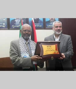 Ismail Haniya presents the president of Sudan with a plaque to commemorate Hamas' so-called victory in Operation Pillar of Defense (Palinfo website, January 12, 2013).