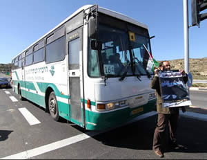 Manifestantes palestinos bloquean la ruta 60, que atraviesa Judea y Samaria, impidiendo pasar a los vehículos israelíes, en el marco de los actos de protesta en pro de los presos 