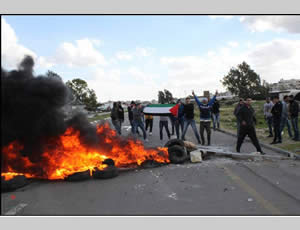 Jóvenes palestinos prenden fuego a neumáticos en el cruce de Jalame cerca de Jenin (WAFA, 15 de febrero de 2013).