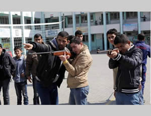 Membres du Bloc Islamique du Hamas apprenant à des écoliers de Gaza à utiliser des fusils de chasse (Filastin Al-'Aan, 21 février 2013)