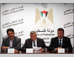 Issa Qaraqa (au centre), le ministre des Prisonniers de l'AP, et Qadoura Fares (à droite), le Président du comité des prisonniers palestiniens, annoncent durant une conférence de presse à Ramallah les événements de la Journée du prisonnier palestinien (Wafa, 15 avril 2013)