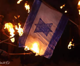 Quema de una bandera de Israel, durante un desfile de antorchas en Gaza, para destacar el “Día de la Nakba” 