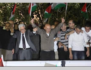 Ceremonia de recepción a los terroristas liberados, con la presencia de Abu Mazen (Mahmoud  Abbas) en la explanada de Mukata en Ramallah ( WAFA, 30 de octubre de 2013)