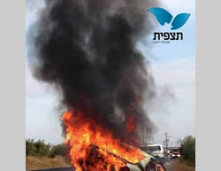 The burning Israeli civilian car near Tekoa, destroyed by a Molotov cocktail (Tazpit News Agency, November 8, 2013)