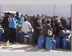 Gazans wait to have their gas bottles filled (Filastin Al-'Aan, November 9, 2013).