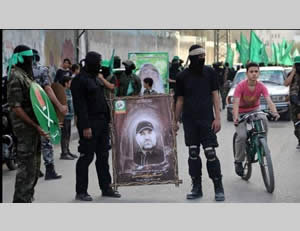 Militärparade des militärischen Zweiges der Hamas im Nuseirat Flüchtlingslager im mittleren Gazastreifen (Filastin Al-´Aan, 8. November 2013). 