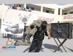 Al-Futuwwa participants simulate the abduction of an IDF soldier (Website of the Hamas administration's ministry of the interior, November 20, 2013)