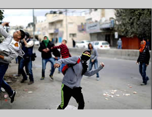 In der Nähe der Ofer (Raum Ramallah) bewerfen Palästinenser IDF Kräfte mit Steinen