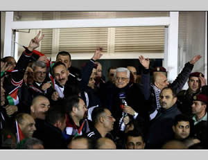 Mahmoud Abbas greets the prisoners in Ramallah (Wafa News Agency, December 21, 2013).