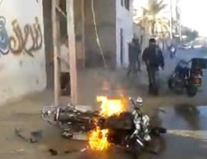 La motocicleta de Abdullah Alh’rti, se incendia después del ataque contra él (Video en Youtube, Filastin al – An, 9 de febrero de 2014)