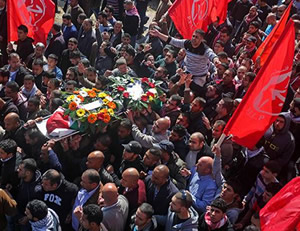 Funerales de Muataz Washha. En el trasfondo se ven las banderas del Frente Popular (WAFA, 28 de febrero de 2014).