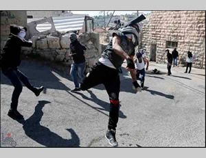 Palestinos arrojan piedras hacia las fuerzas de seguridad israelíes en Jerusalén Este (WAFA, 28 de febrero de 2014)