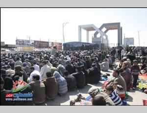 Massengebet vor dem geschlossenen Rafah Grenzübergang (Filastin Al-´Aan, 28. Februar 2014).