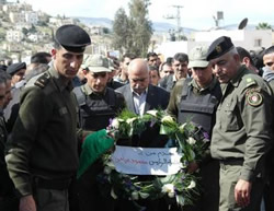 Coronas de flores de Abu Mazen en los funerales de los terroristas (sitio PNN, Donya al Watan, 26 de febrero de 2014)