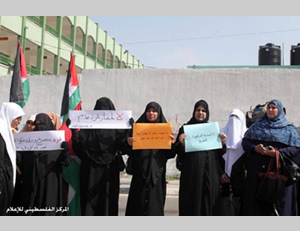 Vor der ägyptischen Botschaft im Gazastreifen fordern demonstrierende Frauen die durchgehende Öffnung des Rafah Grenzübergangs (Palestine-info.info, 20. März 2014)