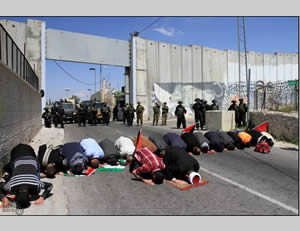 Palestinos en Belén bloquean el cruce Raquel impidiendo el paso de vehículos (WAFA, 4 de abril de 2014)