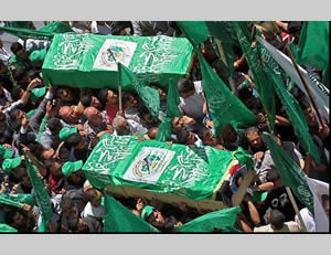 Hamas-affiliated flags dominate the funeral held in Al-Bireh for Adel and Imad Awadallah  (Filastin Al-'Aan, April 30, 2014).