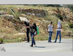 Palästinenser im Zweikampf mit israelischen Sicherheitskräften beim Ofer-Gefängnis