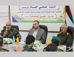 Fathi Hamad (center) visits the headquarters of the national security apparatus in the Gaza Strip (Website of the Hamas ministry of the interior, June 1, 2014)