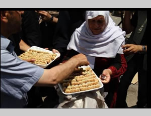 Distribution de pâtisseries dans la bande de Gaza près de la tente de protestation érigée en soutien aux détenus palestiniens en grève de la faim en Israël 