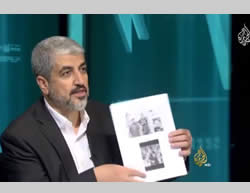 Propagande et mensonges du Hamas : Khaled Mashaal montre durant une interview des photos prouvant selon lui que deux des adolescents enlevés sont des soldats de Tsahal (Al-Jazeera, 23 juin 2014)