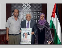 Los padres del joven Muhammad Abu Khdeir se encuentran con Mahmoud Abbas en el despacho de éste en Ramallah (WAFA, 7 de julio de 2014)