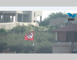 Bandera con cruz svástica en una casa en las afueras de Beit Omer (cerca de Hebrón)