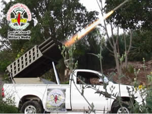 The PIJ's military-terrorist wing displays a rocket launcher mounted on a pickup truck and firing rockets (Saraya.ps, July 9, 2014).