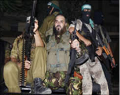 Nizar Riyan with Izz al-Din al-Qassam Brigades operatives (Al-Jazeera forum website, June 24, 2008)