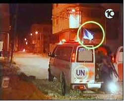 Une ambulance de l'UNRWA évacue un blessé et des terroristes d'une zone de combat (Dixième chaîne israélienne, 11 mai 2004). 