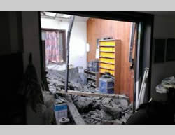 A residential building in the western Negev hit by a mortar shell. An Israeli woman sustained moderate injuries (Western Negev Regional Council Spokesperson, July 27, 2014).