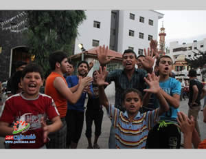 Palestinians from Shejaiya who moved into the Al-Shifa'a Hospital celebrate the deaths of the Israeli soldiers (Paltimes.net, July 29, 2014).