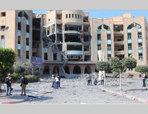 Das von einem IDF Kampfflugzeug angegriffene Gebäude auf dem Kampus der Islamischen Universität in Gaza City (Alresala.net, 2. August 2014)