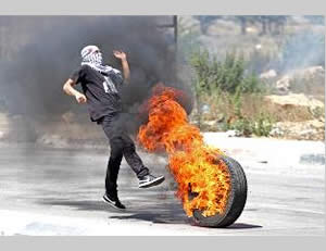 Enfrentamientos entre palestinos y las fuerzas de seguridad frente a la cárcel Ofer.