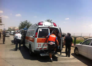 Evacuación al hospital del guardia herido (voceros de Maguen David Adom , 5 de agosto de 2014)