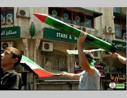 Von der Hamas organisierte Solidaritätsdemonstration in Ramallah; die Demonstranten trugen grüne Hamasfahnen und Attrappen von Hamasraketen 